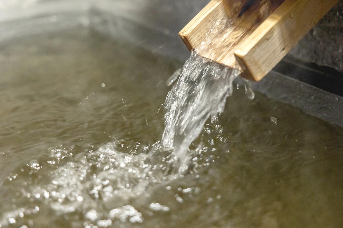 お肌すべすべ、自家源泉を配湯した貸切天然温泉